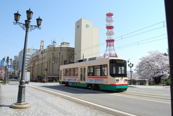 桜橋を走る旧型路面電車