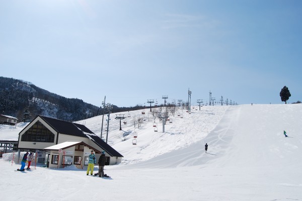 ペアリフトと人工雪ゲレンデ